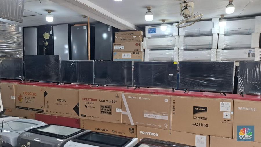 Toko-toko elektronik sepi dan hanya terjadi keramaian akibat lalu lalang kendaraan di depannya di kawasan Kramat Jati, Jakarta Timur, Selasa (7/10/2025). (CNBC Indonesia/Chandra Dwi Pranata)