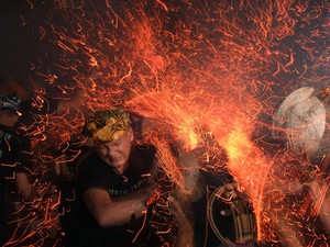 Video: Siat Geni, Tradisi Perang Api Pakai Sabut Kelapa Bakar