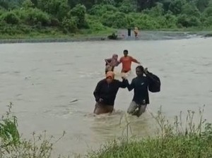 Viral Guru di Pasangkayu Bertaruh Nyawa Seberangi Sungai Ngajar di Sekolah