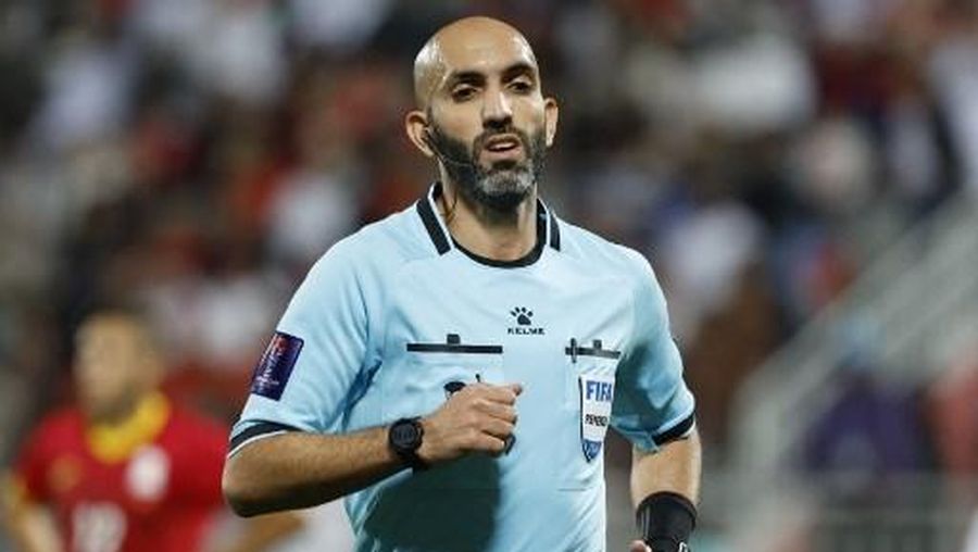 Wasit Kuwait Ahmad al-Ali (Photo by KARIM JAAFAR / AFP)