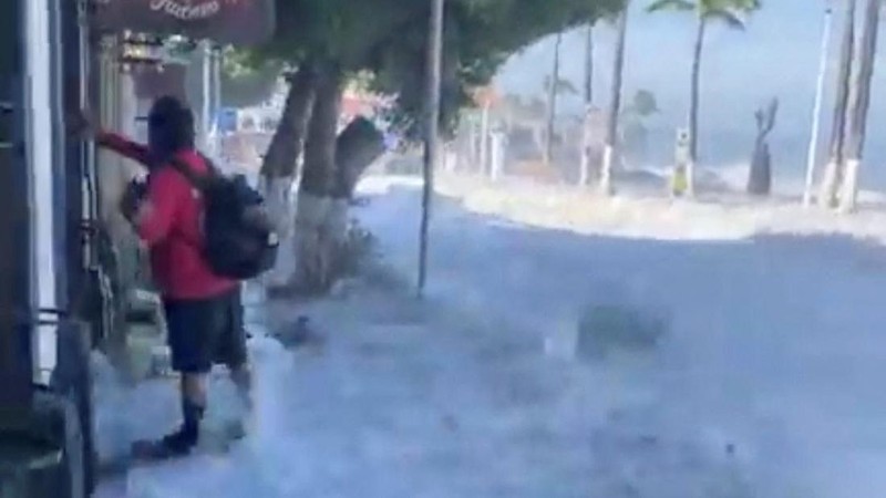 Jalan rusak di dekat pantai setelah gelombang tinggi membanjiri daerah tersebut saat Badai Priscilla menguat di dekat pelabuhan San Blas, di Nayarit, Meksiko, 7 Oktober 2025. (REUTERS/Christian Ruano)