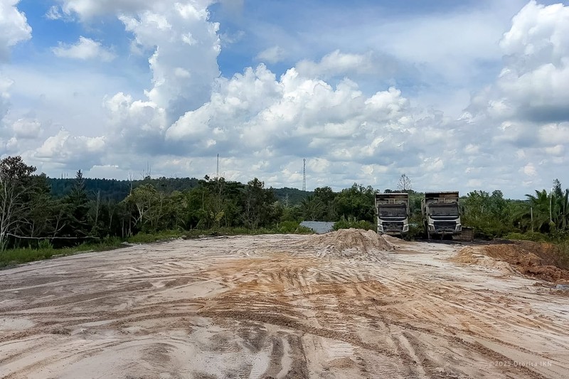 Area hutan lindung Bukit Tengkorak di Desa Sukomulyo, Kabupaten Penajam Paser Utara, Kalimantan Timur, tampak rusak akibat aktivitas tambang ilegal yang mengambil batu bara dan pasir. Foto diambil pada Senin, 29 September 2025. (Dok. Humas Otorita Ibu Kota Nusantara)