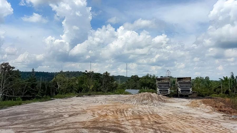 Area hutan lindung Bukit Tengkorak di Desa Sukomulyo, Kabupaten Penajam Paser Utara, Kalimantan Timur, tampak rusak akibat aktivitas tambang ilegal yang mengambil batu bara dan pasir. Foto diambil pada Senin, 29 September 2025. (Dok. Humas Otorita Ibu Kota Nusantara)