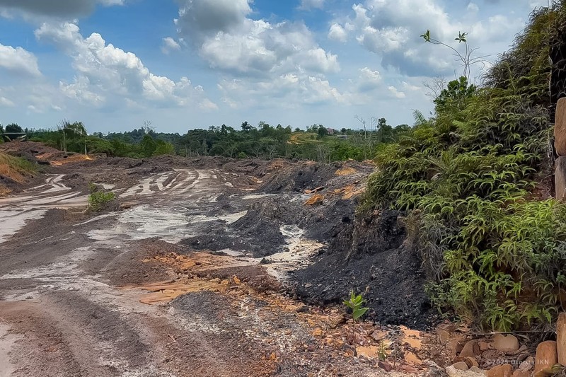 Area hutan lindung Bukit Tengkorak di Desa Sukomulyo, Kabupaten Penajam Paser Utara, Kalimantan Timur, tampak rusak akibat aktivitas tambang ilegal yang mengambil batu bara dan pasir. Foto diambil pada Senin, 29 September 2025. (Dok. Humas Otorita Ibu Kota Nusantara)