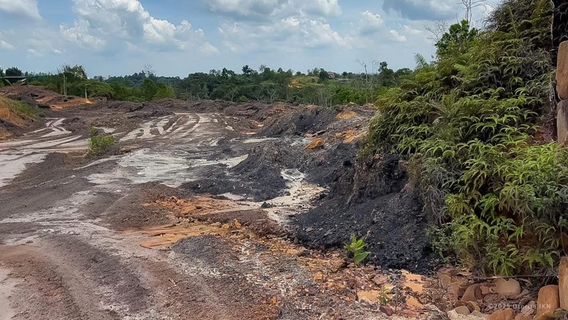 Area hutan lindung Bukit Tengkorak di Desa Sukomulyo, Kabupaten Penajam Paser Utara, Kalimantan Timur, tampak rusak akibat aktivitas tambang ilegal yang mengambil batu bara dan pasir. Foto diambil pada Senin, 29 September 2025. (Dok. Humas Otorita Ibu Kota Nusantara)