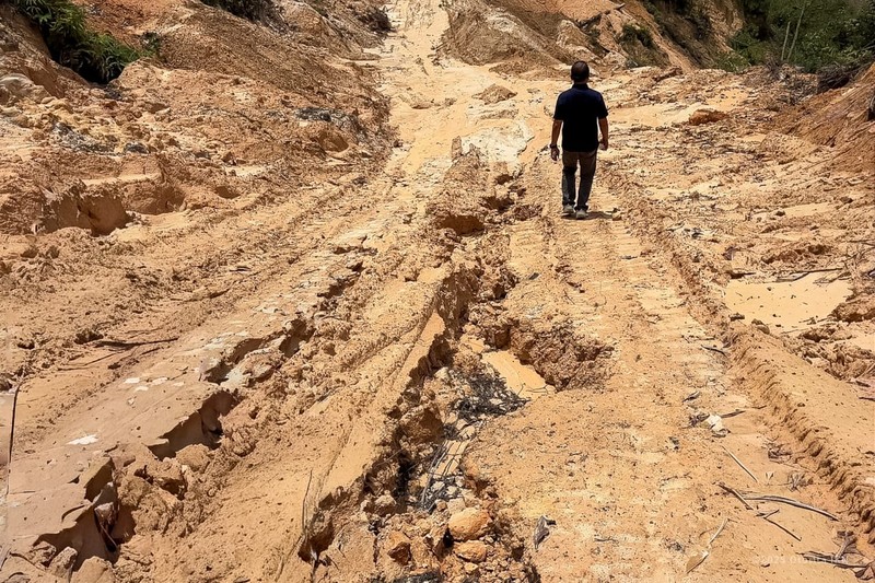 Area hutan lindung Bukit Tengkorak di Desa Sukomulyo, Kabupaten Penajam Paser Utara, Kalimantan Timur, tampak rusak akibat aktivitas tambang ilegal yang mengambil batu bara dan pasir. Foto diambil pada Senin, 29 September 2025. (Dok. Humas Otorita Ibu Kota Nusantara)