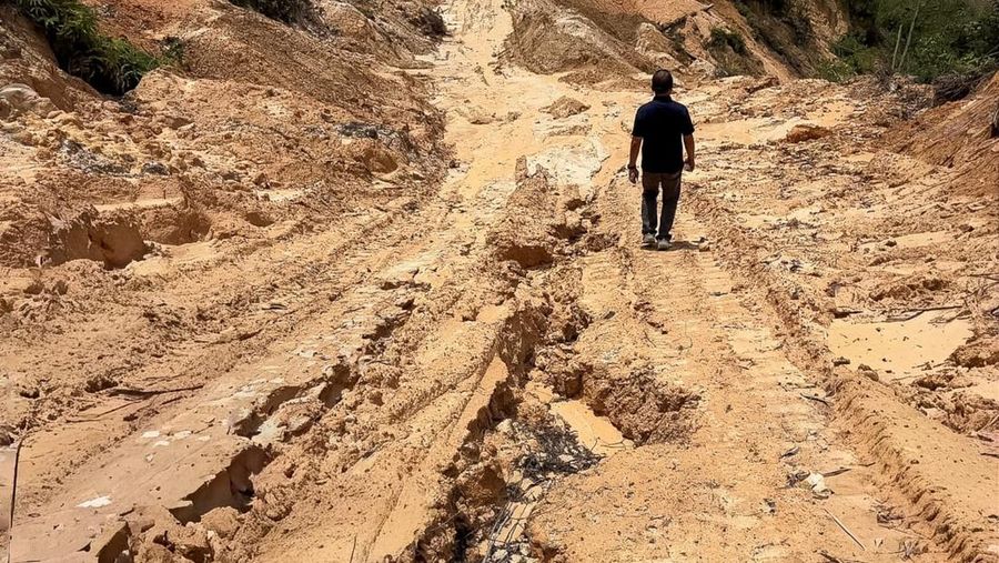 Area hutan lindung Bukit Tengkorak di Desa Sukomulyo, Kabupaten Penajam Paser Utara, Kalimantan Timur, tampak rusak akibat aktivitas tambang ilegal yang mengambil batu bara dan pasir. Foto diambil pada Senin, 29 September 2025. (Dok. Humas Otorita Ibu Kota Nusantara)