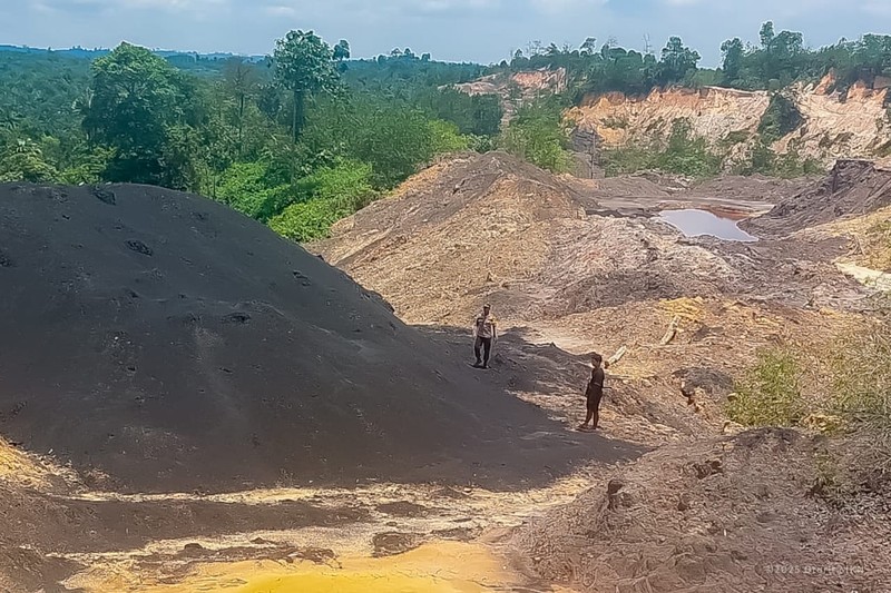 Area hutan lindung Bukit Tengkorak di Desa Sukomulyo, Kabupaten Penajam Paser Utara, Kalimantan Timur, tampak rusak akibat aktivitas tambang ilegal yang mengambil batu bara dan pasir. Foto diambil pada Senin, 29 September 2025. (Dok. Humas Otorita Ibu Kota Nusantara)
