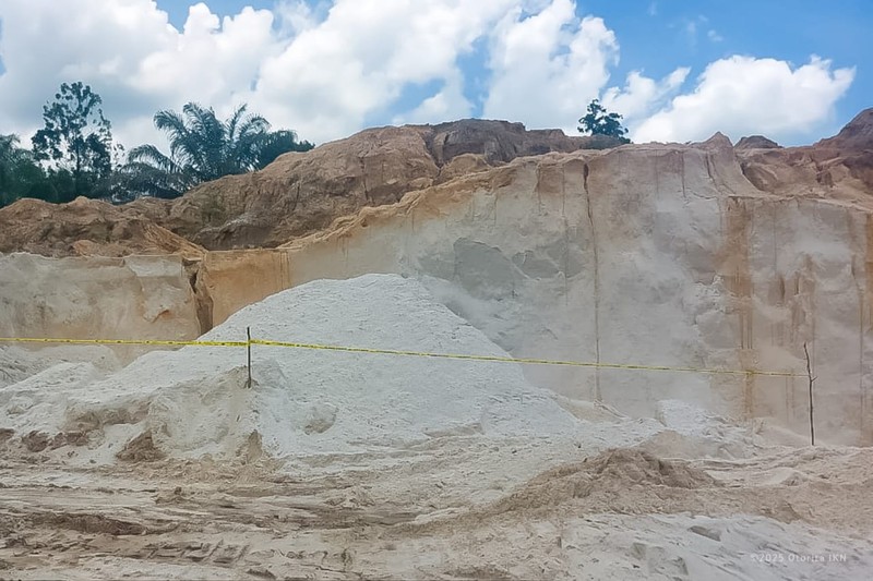 Area hutan lindung Bukit Tengkorak di Desa Sukomulyo, Kabupaten Penajam Paser Utara, Kalimantan Timur, tampak rusak akibat aktivitas tambang ilegal yang mengambil batu bara dan pasir. Foto diambil pada Senin, 29 September 2025. (Dok. Humas Otorita Ibu Kota Nusantara)