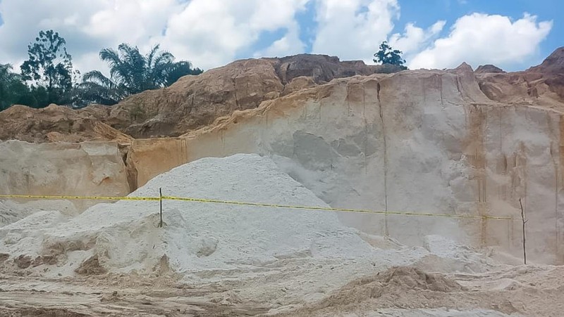 Area hutan lindung Bukit Tengkorak di Desa Sukomulyo, Kabupaten Penajam Paser Utara, Kalimantan Timur, tampak rusak akibat aktivitas tambang ilegal yang mengambil batu bara dan pasir. Foto diambil pada Senin, 29 September 2025. (Dok. Humas Otorita Ibu Kota Nusantara)