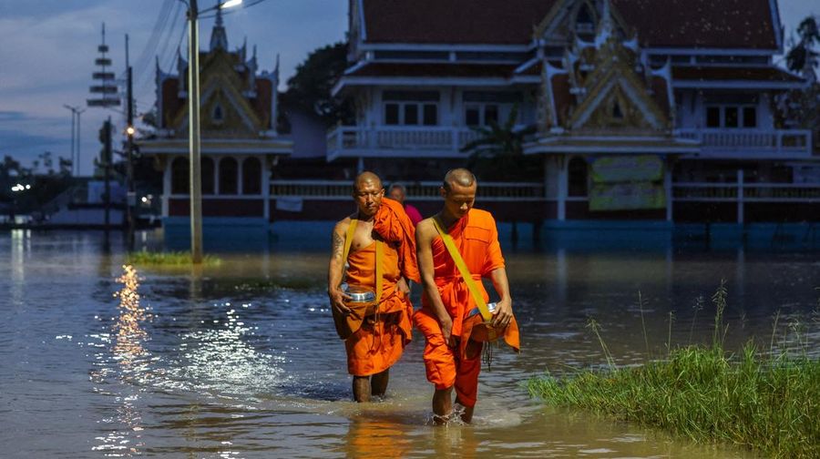 Patung-patung Buddha sebagian terendam di tepi sungai yang banjir akibat hujan deras dan luapan sungai, dengan Ayutthaya sebagai salah satu daerah yang paling parah terkena dampaknya, di distrik Bang Ban, provinsi Ayutthaya, Thailand, 8 Oktober 2025. REUTERS/Chalinee Thirasupa