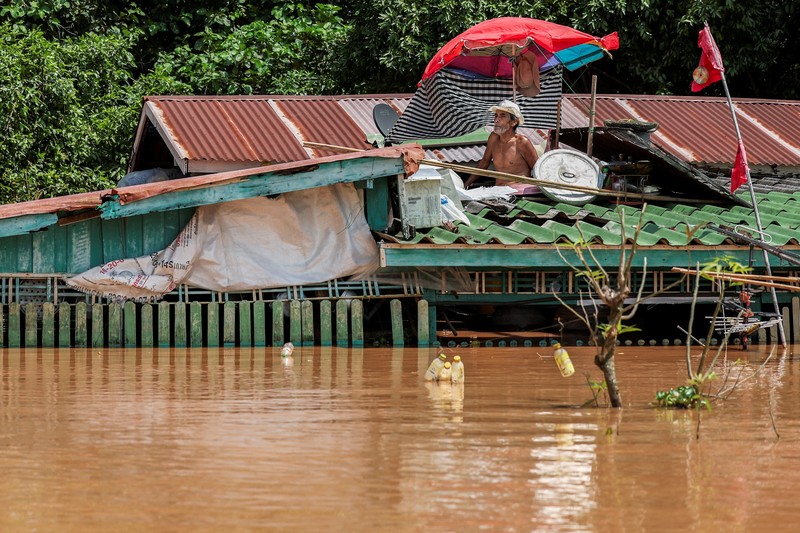 Patung-patung Buddha sebagian terendam di tepi sungai yang banjir akibat hujan deras dan luapan sungai, dengan Ayutthaya sebagai salah satu daerah yang paling parah terkena dampaknya, di distrik Bang Ban, provinsi Ayutthaya, Thailand, 8 Oktober 2025. REUTERS/Chalinee Thirasupa