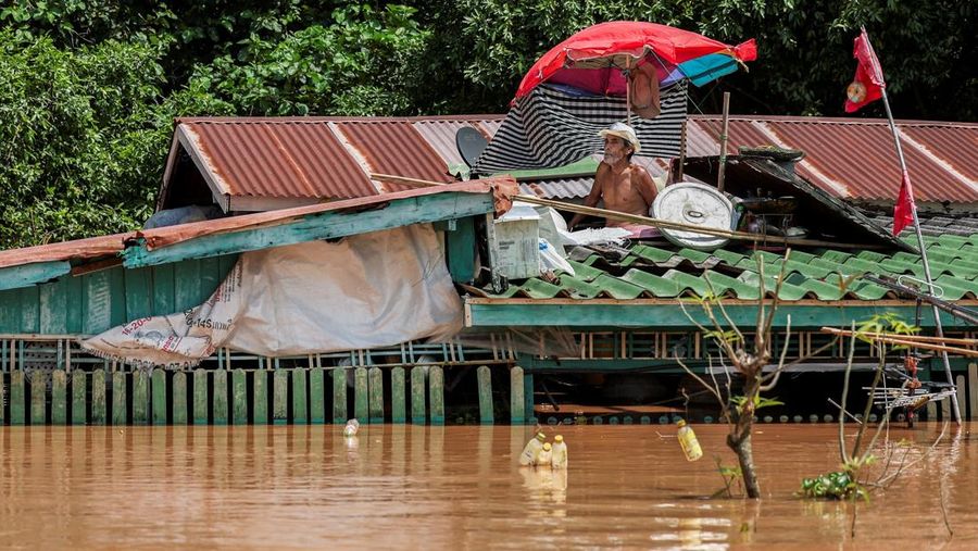 Patung-patung Buddha sebagian terendam di tepi sungai yang banjir akibat hujan deras dan luapan sungai, dengan Ayutthaya sebagai salah satu daerah yang paling parah terkena dampaknya, di distrik Bang Ban, provinsi Ayutthaya, Thailand, 8 Oktober 2025. REUTERS/Chalinee Thirasupa