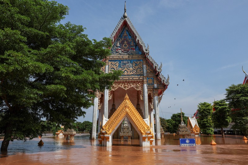 ASIA-WEATHER/THAILAND Patung-patung Buddha sebagian terendam di tepi sungai yang banjir akibat hujan deras dan luapan sungai, dengan Ayutthaya sebagai salah satu daerah yang paling parah terkena dampaknya, di distrik Bang Ban, provinsi Ayutthaya, Thailand, 8 Oktober 2025. REUTERS/Chalinee Thirasupa