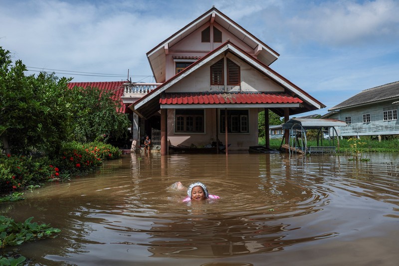 Patung-patung Buddha sebagian terendam di tepi sungai yang banjir akibat hujan deras dan luapan sungai, dengan Ayutthaya sebagai salah satu daerah yang paling parah terkena dampaknya, di distrik Bang Ban, provinsi Ayutthaya, Thailand, 8 Oktober 2025. REUTERS/Chalinee Thirasupa