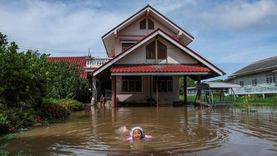 Patung-patung Buddha sebagian terendam di tepi sungai yang banjir akibat hujan deras dan luapan sungai, dengan Ayutthaya sebagai salah satu daerah yang paling parah terkena dampaknya, di distrik Bang Ban, provinsi Ayutthaya, Thailand, 8 Oktober 2025. REUTERS/Chalinee Thirasupa