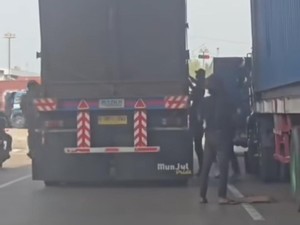 Tak Ada Takut-takutnya Bajing Loncat Tengah Hari Bolong di Koja