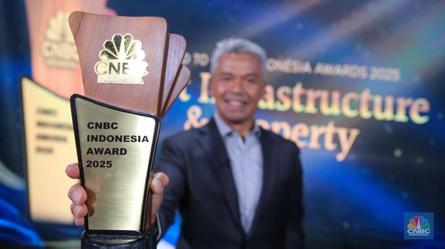 Chief Investment Officer Indonesia Infrastructure Finance (IIF), M. Ramadhan Harahap menerima penghargaan Most Trusted Partner in Infrastructure Finance Award dalam Road to CNBC Indonesia Awards 2025 di Jakarta, Rabu (8/10/2025). (CNBC Indonesia/Faisal Rahman)