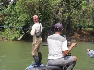 Video: Jembatan Way Pemerih Putus, Warga Bertaruh Nyawa Seberangi Muara