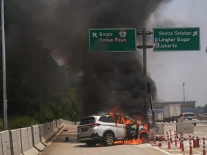 Mobil Kecelakaan hingga Terbakar di Km 41 Tol Jagorawi Arah Jakarta