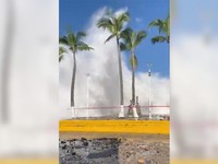 Bak Tsunami, Badai Priscilla Buat Ombak Besar Setinggi Pohon Kelapa