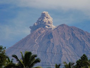 Video: Gunung Semeru Masih Erupsi, Waspadai Bahaya Abu Vulkanik Terhirup