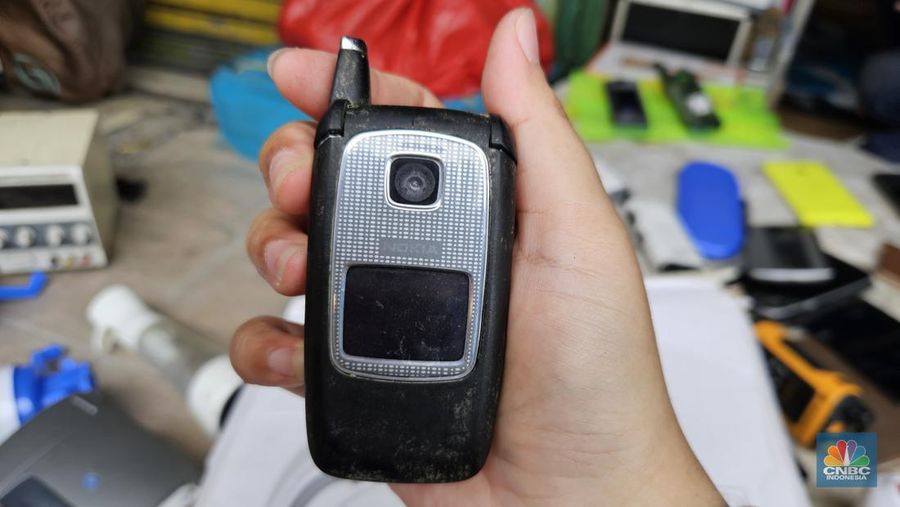 Handphone dan barang elektronik bekas di pasar loak Jatinegara, Jakarta Timur. (CNBC Indonesia/Intan)