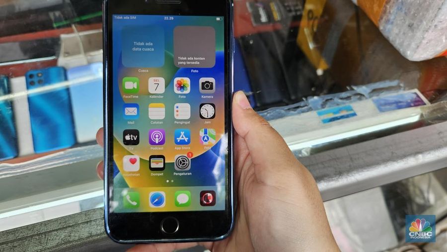 Handphone dan barang elektronik bekas di pasar loak Jatinegara, Jakarta Timur. (CNBC Indonesia/Intan)