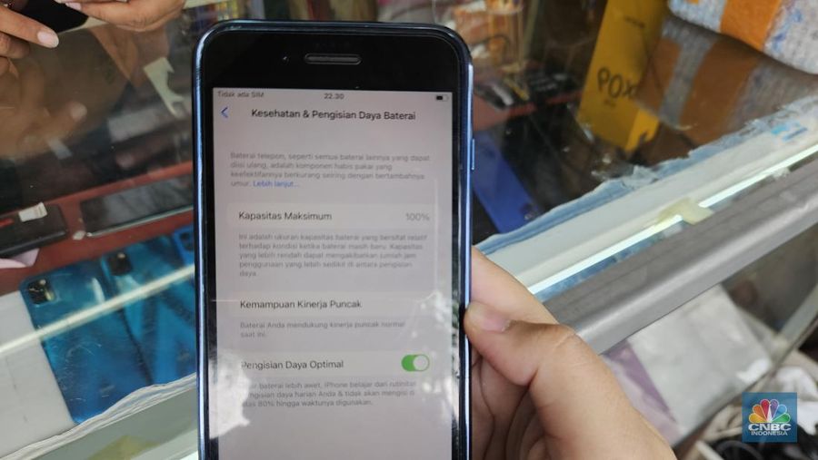 Handphone dan barang elektronik bekas di pasar loak Jatinegara, Jakarta Timur. (CNBC Indonesia/Intan)