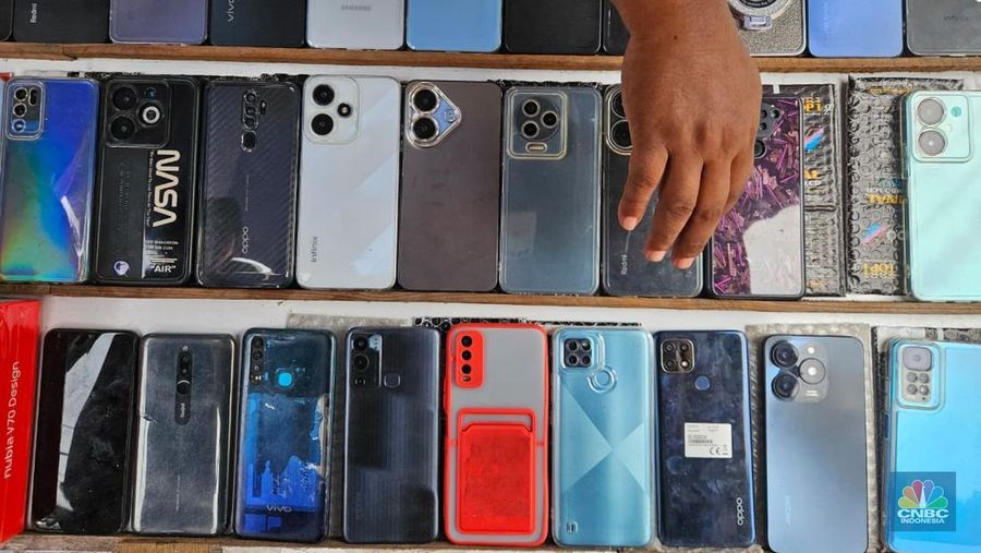 Handphone dan barang elektronik bekas di pasar loak Jatinegara, Jakarta Timur. (CNBC Indonesia/Intan)
