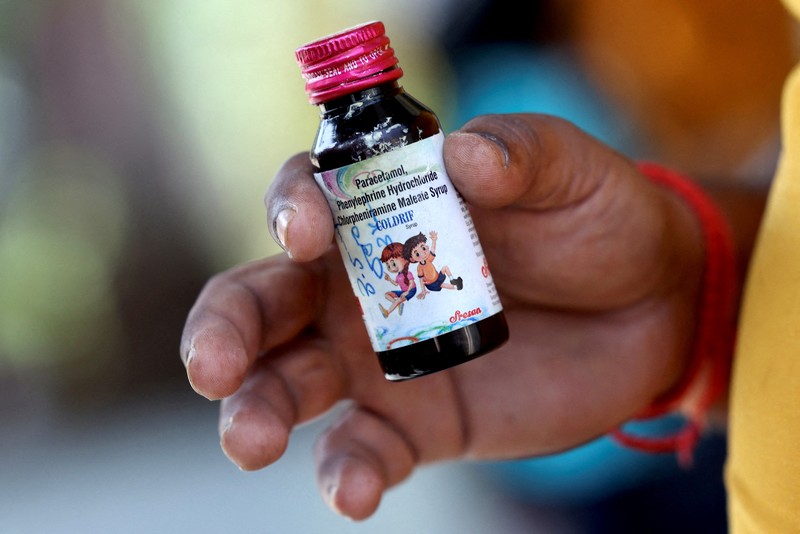 Sejumlah drum diletakkan di depan fasilitas Farmasi Sresan yang dikaitkan dengan sirup obat batuk Coldrif-nya setelah memakan korban kematian 17 anak di Madhya Pradesh, di Chennai, India, 7 Oktober 2025. REUTERS/Praveen Paramasivam