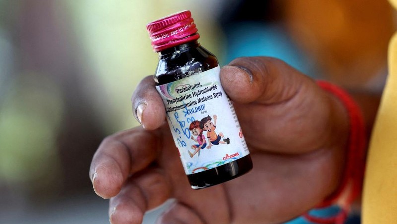 Sejumlah drum diletakkan di depan fasilitas Farmasi Sresan yang dikaitkan dengan sirup obat batuk Coldrif-nya setelah memakan korban kematian 17 anak di Madhya Pradesh, di Chennai, India, 7 Oktober 2025. REUTERS/Praveen Paramasivam