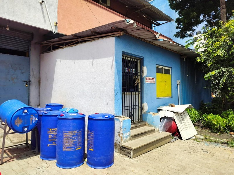 INDIA-HEALTH/COUGH SYRUP-DRUGMAKER Sejumlah drum diletakkan di depan fasilitas Farmasi Sresan yang dikaitkan dengan sirup obat batuk Coldrif-nya setelah memakan korban kematian 17 anak di Madhya Pradesh, di Chennai, India, 7 Oktober 2025. REUTERS/Praveen Paramasivam