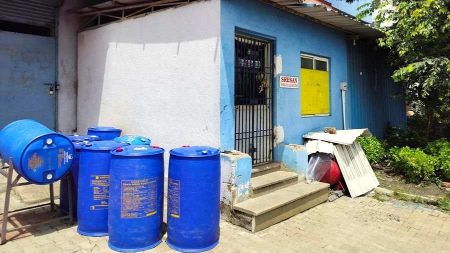 INDIA-HEALTH/COUGH SYRUP-DRUGMAKER Sejumlah drum diletakkan di depan fasilitas Farmasi Sresan yang dikaitkan dengan sirup obat batuk Coldrif-nya setelah memakan korban kematian 17 anak di Madhya Pradesh, di Chennai, India, 7 Oktober 2025. REUTERS/Praveen Paramasivam