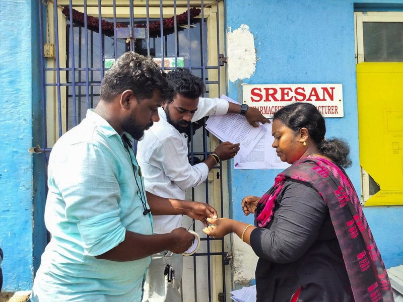 Sejumlah drum diletakkan di depan fasilitas Farmasi Sresan yang dikaitkan dengan sirup obat batuk Coldrif-nya setelah memakan korban kematian 17 anak di Madhya Pradesh, di Chennai, India, 7 Oktober 2025. REUTERS/Praveen Paramasivam