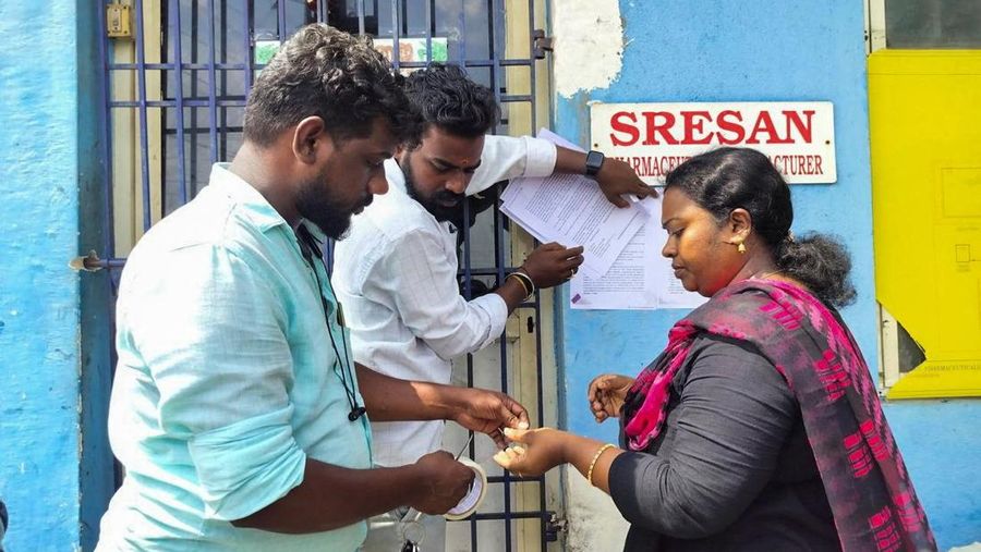 INDIA-HEALTH/COUGH SYRUP-DRUGMAKER Sejumlah drum diletakkan di depan fasilitas Farmasi Sresan yang dikaitkan dengan sirup obat batuk Coldrif-nya setelah memakan korban kematian 17 anak di Madhya Pradesh, di Chennai, India, 7 Oktober 2025. REUTERS/Praveen Paramasivam