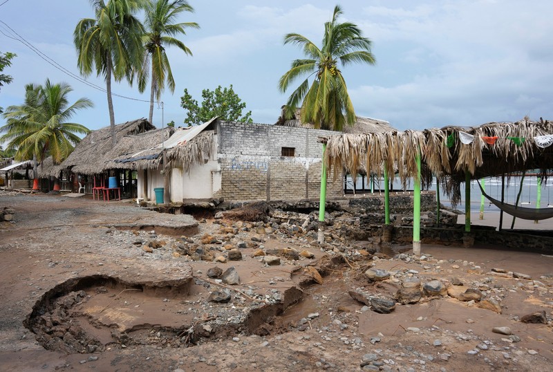 Jalan rusak di dekat pantai setelah gelombang tinggi membanjiri daerah tersebut saat Badai Priscilla menguat di dekat pelabuhan San Blas, di Nayarit, Meksiko, 7 Oktober 2025. (REUTERS/Christian Ruano)