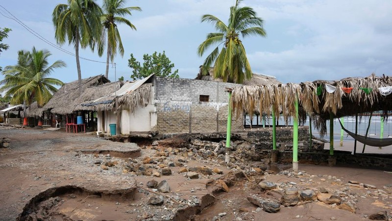 Jalan rusak di dekat pantai setelah gelombang tinggi membanjiri daerah tersebut saat Badai Priscilla menguat di dekat pelabuhan San Blas, di Nayarit, Meksiko, 7 Oktober 2025. (REUTERS/Christian Ruano)