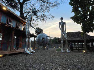 Ada Kampung Alien di Kulon Progo, Dijaga Patung Alien 3 Meter!