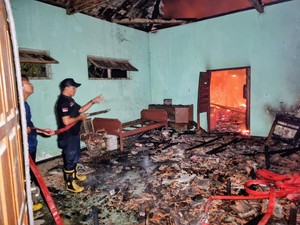 Pria Ponorogo Terbakar Saat Hendak Padamkan Api yang Lahap Rumahnya