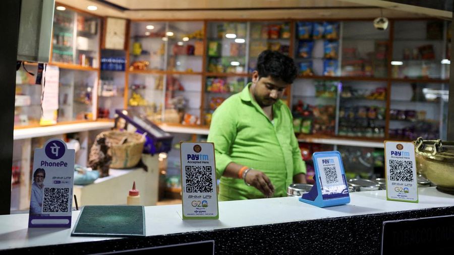 Kode QR perusahaan pembayaran digital PhonePe dan Paytm terlihat di konter toko kelontong di Ahmedabad, India, 5 Februari 2024. (REUTERS/Amit Dave/File Foto)
