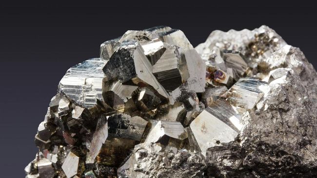 Bukan Emas: Harga Logam Mulia Ini Naik Paling Gila-Gilaan Tahun Ini