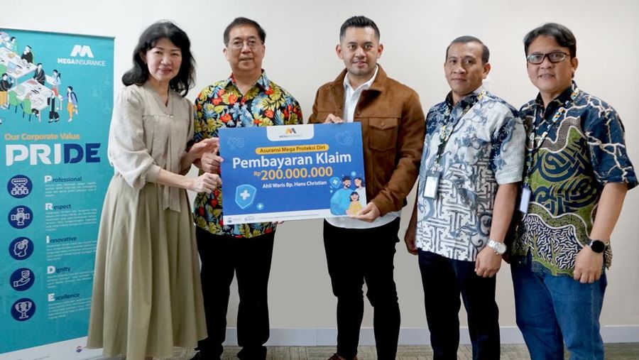 Mega Insurance hadir melalui produk Mega Proteksi Diri telah membayarkan klaim sebesar
Rp 200 juta kepada Lim Efry, selaku ahli waris dari almarhum Hans Christian, yang meninggal setelah terjatuh saat bermain bulutangkis. (Dokumentasi Mega Insurance)