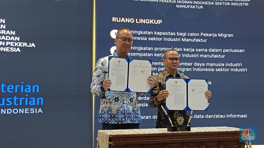 Menteri Perindustrian (Menperin) Agus Gumiwang Kartasasmita dalam acara penandatanganan nota kesepahaman (MoU) tentang Sinergitas Tugas dan Fungsi dalam Rangka Perlindungan Pekerja Migran Indonesia Sektor Energi dan Sumber Daya Mineral, yang digelar bersama sejumlah menteri di kantor Kementerian Perlindungan Pekerja Migran Indonesia (P2MI), Jakarta, Rabu (8/10/2025). (CNBC Indonesia/Martyasari Rizky)