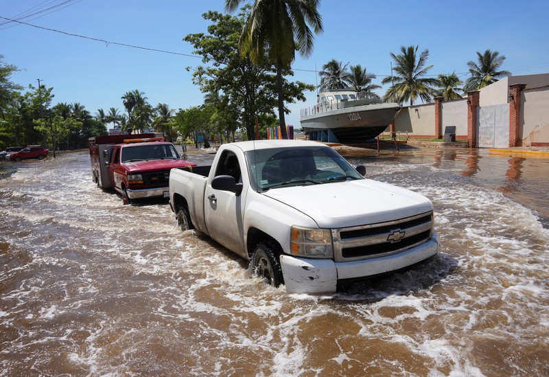Jalan rusak di dekat pantai setelah gelombang tinggi membanjiri daerah tersebut saat Badai Priscilla menguat di dekat pelabuhan San Blas, di Nayarit, Meksiko, 7 Oktober 2025. (REUTERS/Christian Ruano)