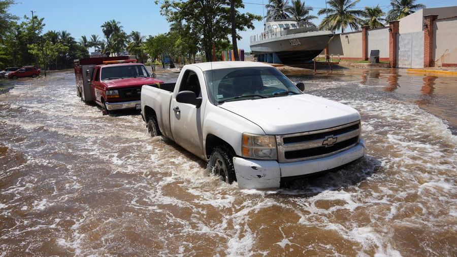 Jalan rusak di dekat pantai setelah gelombang tinggi membanjiri daerah tersebut saat Badai Priscilla menguat di dekat pelabuhan San Blas, di Nayarit, Meksiko, 7 Oktober 2025. (REUTERS/Christian Ruano)