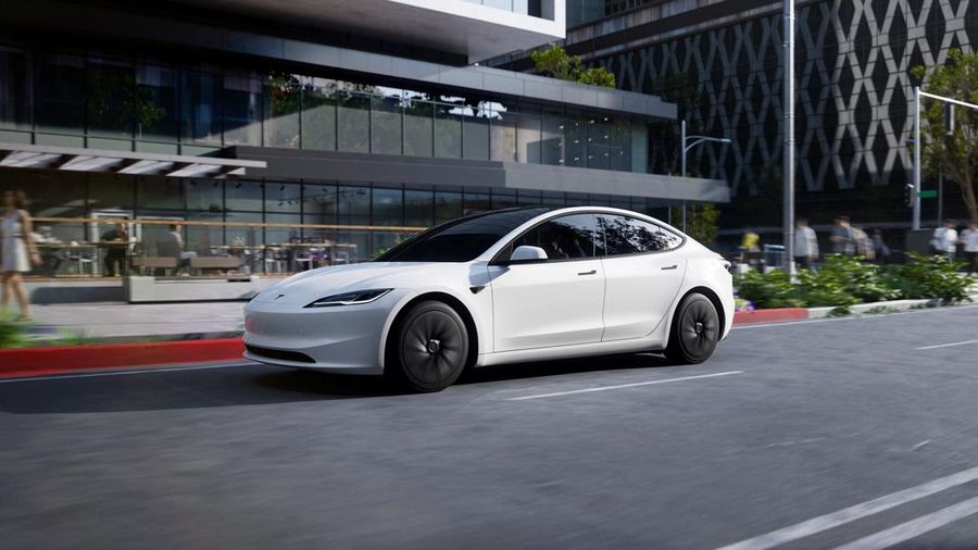 Mobil Model 3 Standard milik Tesla Motors terlihat dalam gambar selebaran yang dirilis oleh Tesla Motors pada tanggal 7 Oktober 2025. (Tesla Motors/Handout via REUTERS)