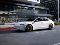 Mobil Murah Tesla Resmi Meluncur, Banyak Orang Protes-Saham Anjlok