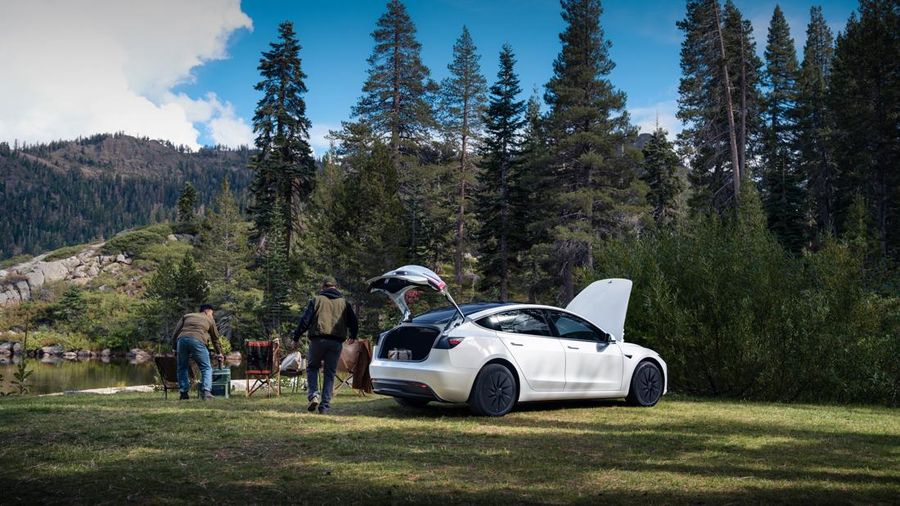 Mobil Model 3 Standard milik Tesla Motors terlihat dalam gambar selebaran yang dirilis oleh Tesla Motors pada tanggal 7 Oktober 2025. (Tesla Motors/Handout via REUTERS)