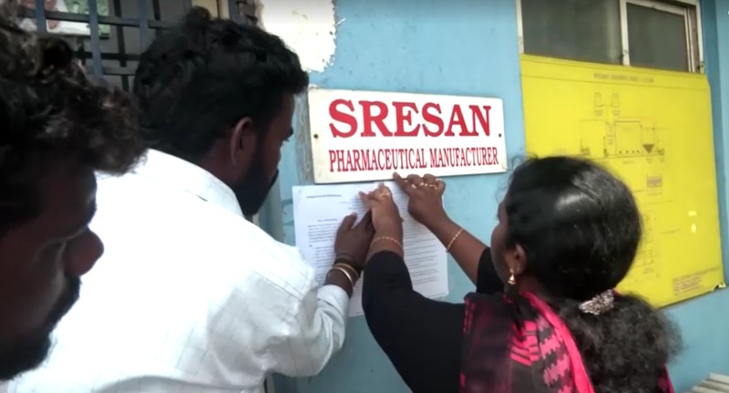 INDIA-HEALTH/COUGH SYRUP-DRUGMAKER Sejumlah drum diletakkan di depan fasilitas Farmasi Sresan yang dikaitkan dengan sirup obat batuk Coldrif-nya setelah memakan korban kematian 17 anak di Madhya Pradesh, di Chennai, India, 7 Oktober 2025. REUTERS/Praveen Paramasivam
